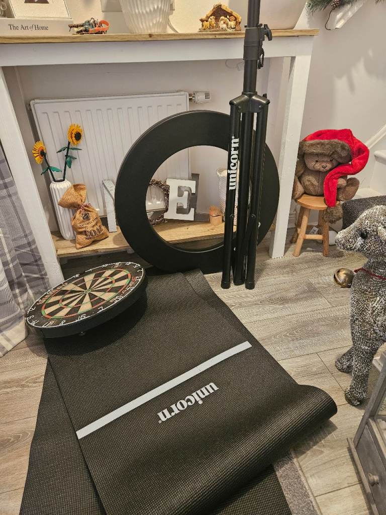 Dartboard bundle with free-standing dartboard stand 