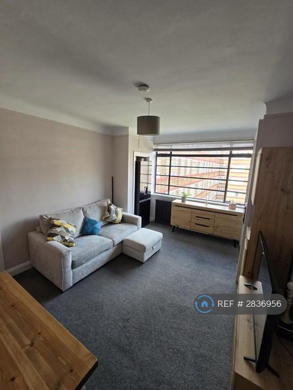 1 bedroom flat in Balham High Road, London, SW17 (1 bed) (#2836956)