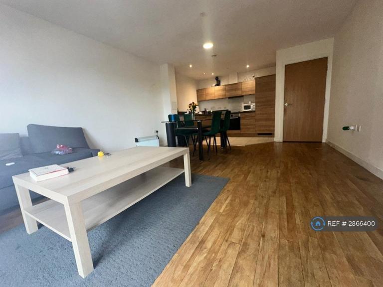 2 bedroom flat in Commercial Road, London, E14 (2 bed) (#2866400)