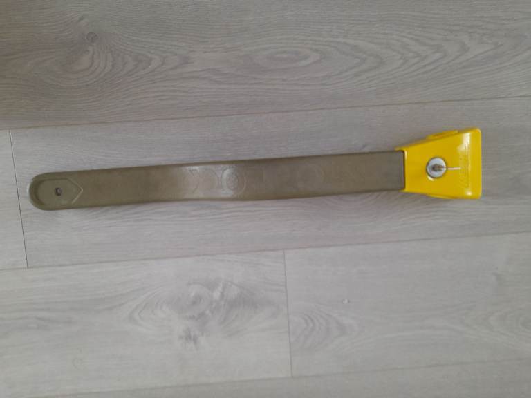 Car steering wheel stop lock fits most cars in good condition 