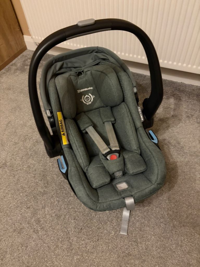 Uppababy Mesa Isize car seat with isofix base
