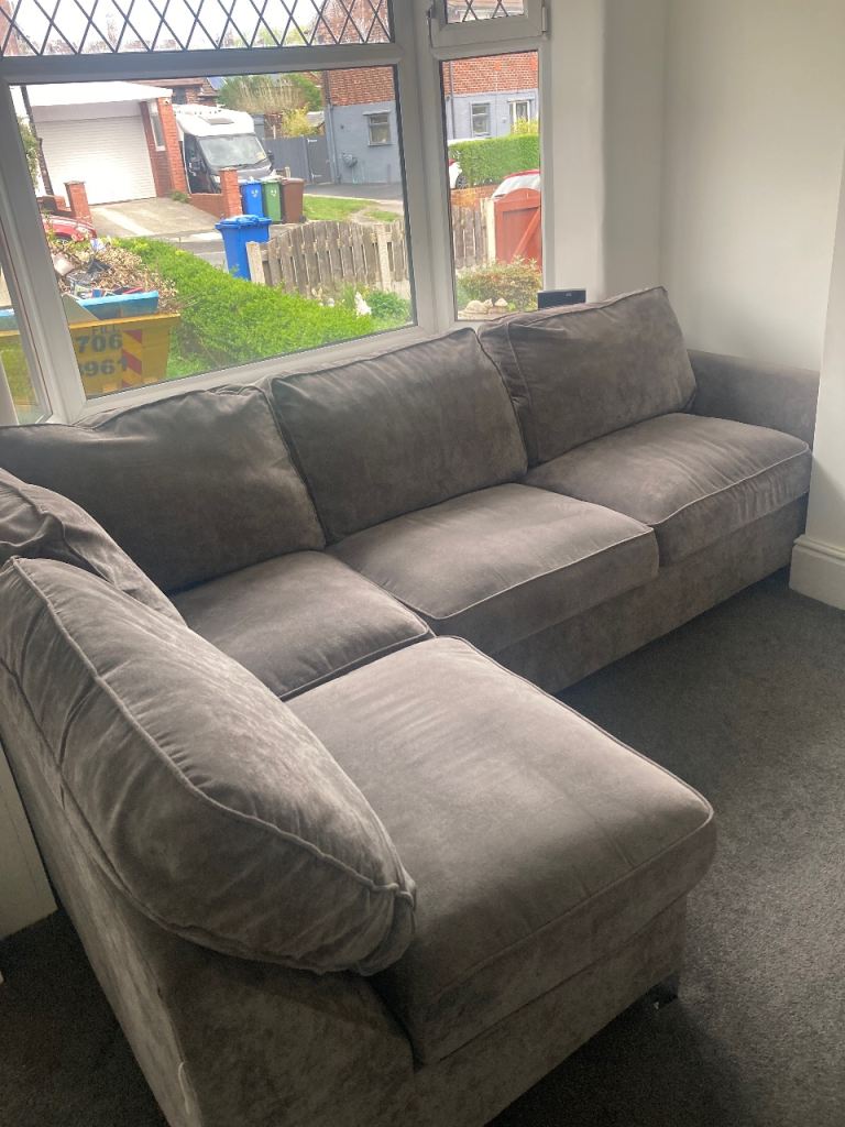 Dfs sofa 2.8x 1.8m -6 month old 