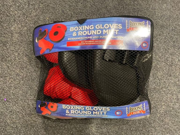 Kids boxing gloves and round mits