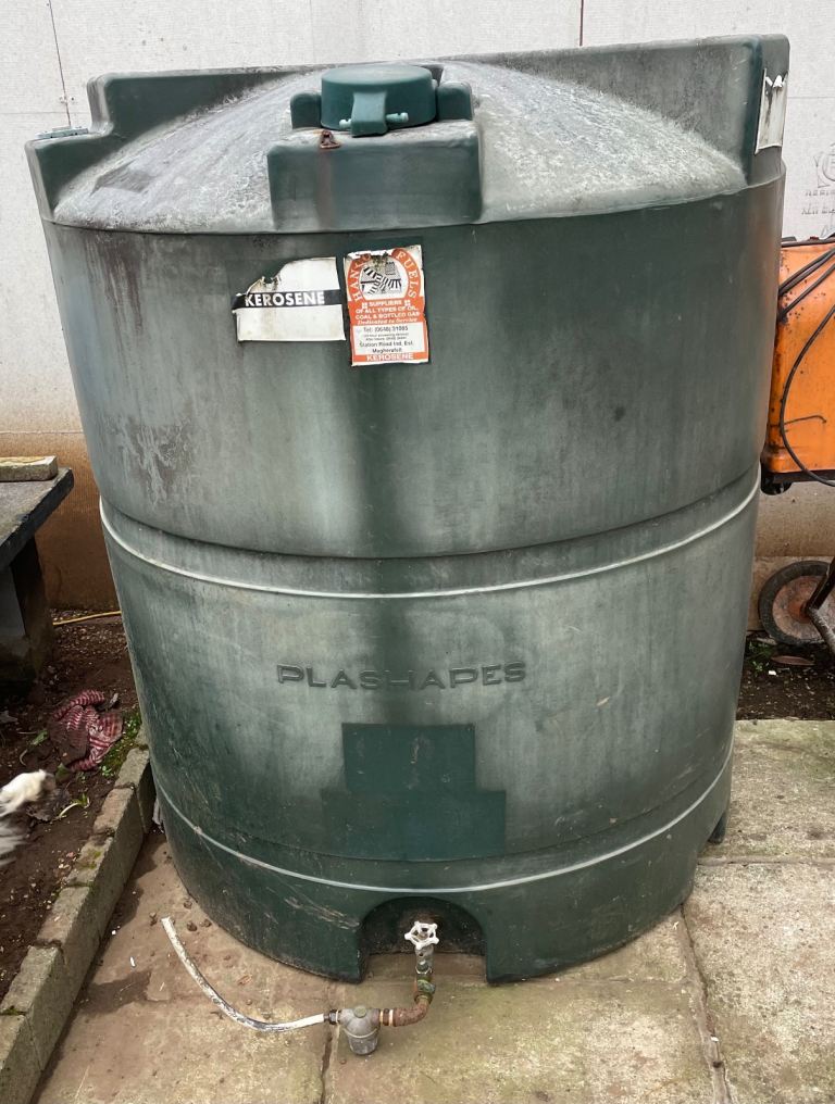 Large oil tank 
