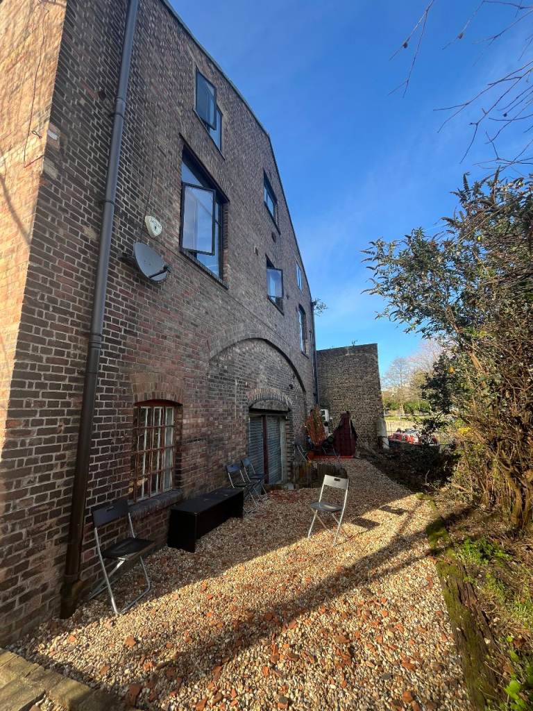 *SHARED STUDIOS* Artist & Creative Studios - Perfect for Students – No VAT – Canal-Side Hackney Wick