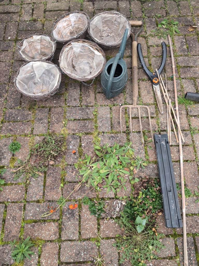 Garden Job lot Bundle – Fork, Shears, Watering Can, hanging Baskets
