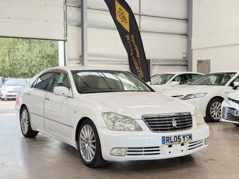 2005 Toyota Crown Toyota Crown Petrol Pearl White 2005 5 Seater  2.5L Petrol .