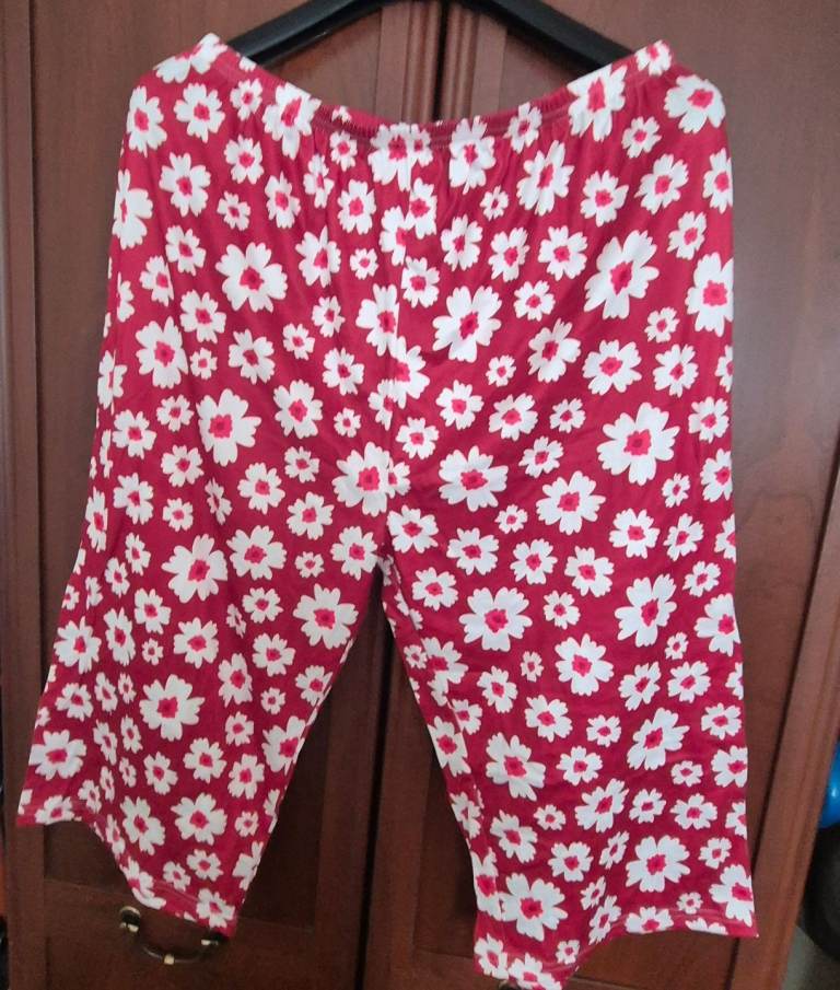 Red and White Floral Cropped Trousers – Good Condition