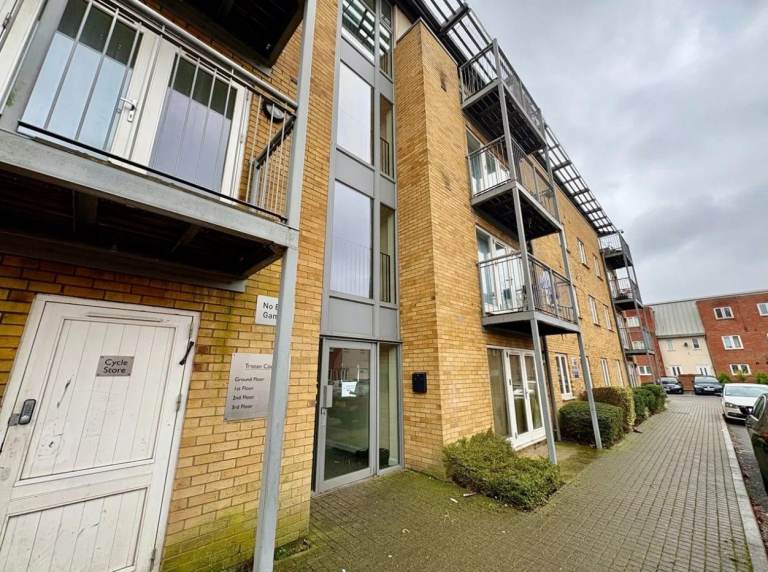 3Bed flat to rent in Wembley - Tristan Court