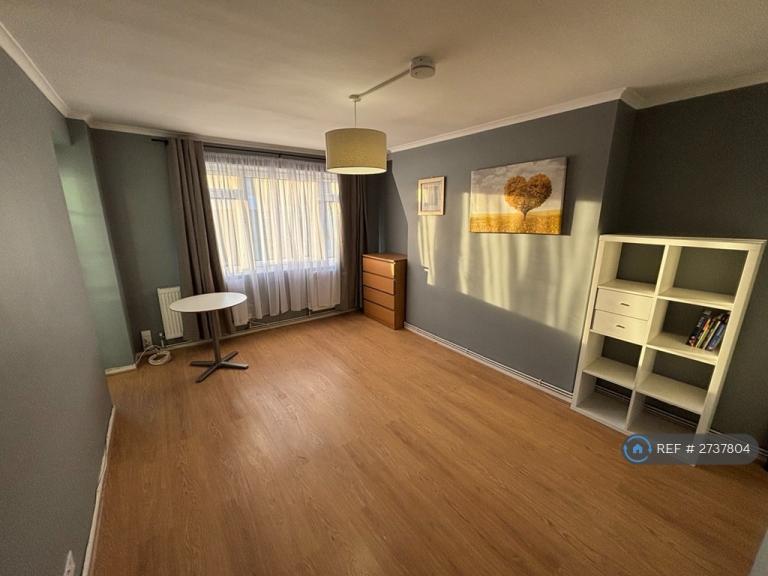 3 bedroom flat in Waltham House, London, SW9 (3 bed) (#2737804)