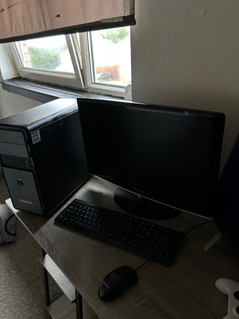 Zoostorm Windows PC WITH Monitor, Keyboard and Mouse / CHEAP FULL BUNDLE AS NO STORAGE FOR IT