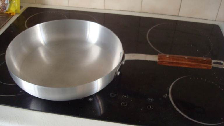 Aluminium Frying Pan 30cm dia. SK Cookware (hardly used)