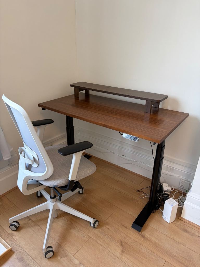 *REDUCED* Flexispot Standing desk and Slouch chair 