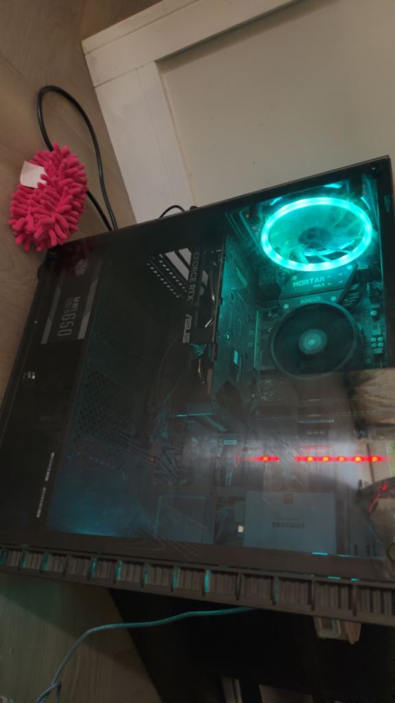 Selling gaming pc monitor and keyboard and mouse 