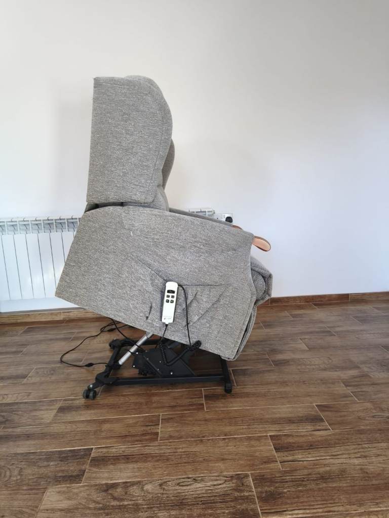 CAN DELIVER - SHERBORNE DUAL MOTOR RISER RECLINER CHAIR IN GOOD CONDITION 