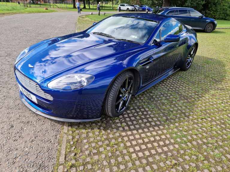 Aston Martin Vantage V8