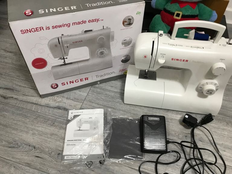 Singer Tradition 2282 Sewing Machine Mint condition