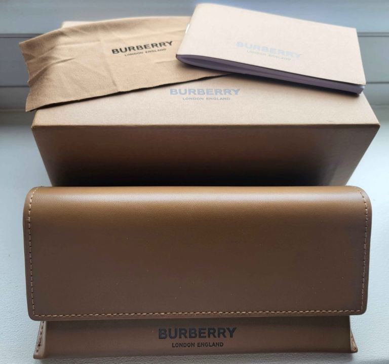 Burberry Sunglasses Case & cleaning cloth in presentation box 