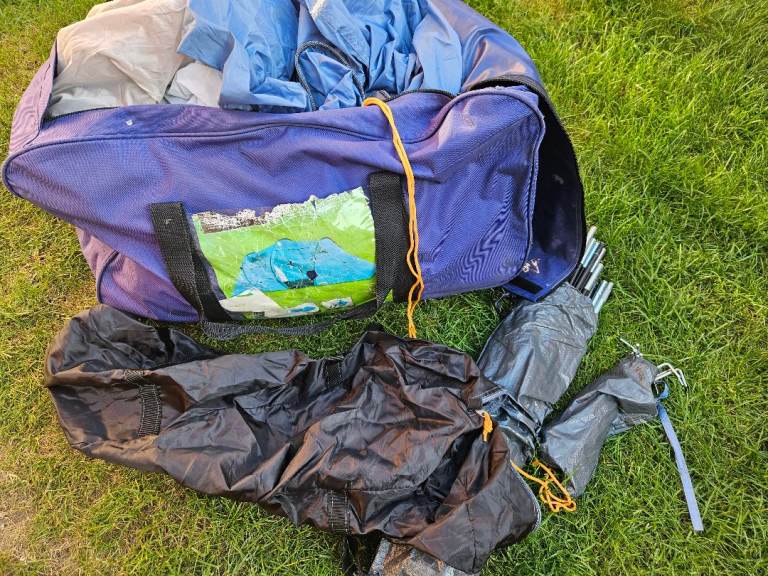 Halfords Family Tent Pack – 4-person family tent with large cover on wheels