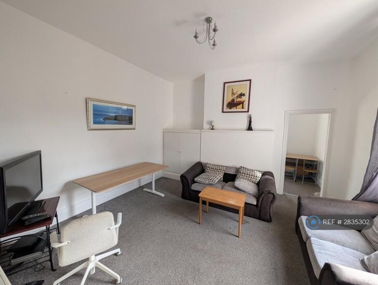 2 bedroom flat in Greenfield Road, Colwyn Bay, LL29 (2 bed) (#2835302)