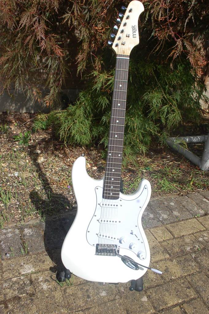 Max Music Electric Guitar and Amplifier Bundle – New, White
