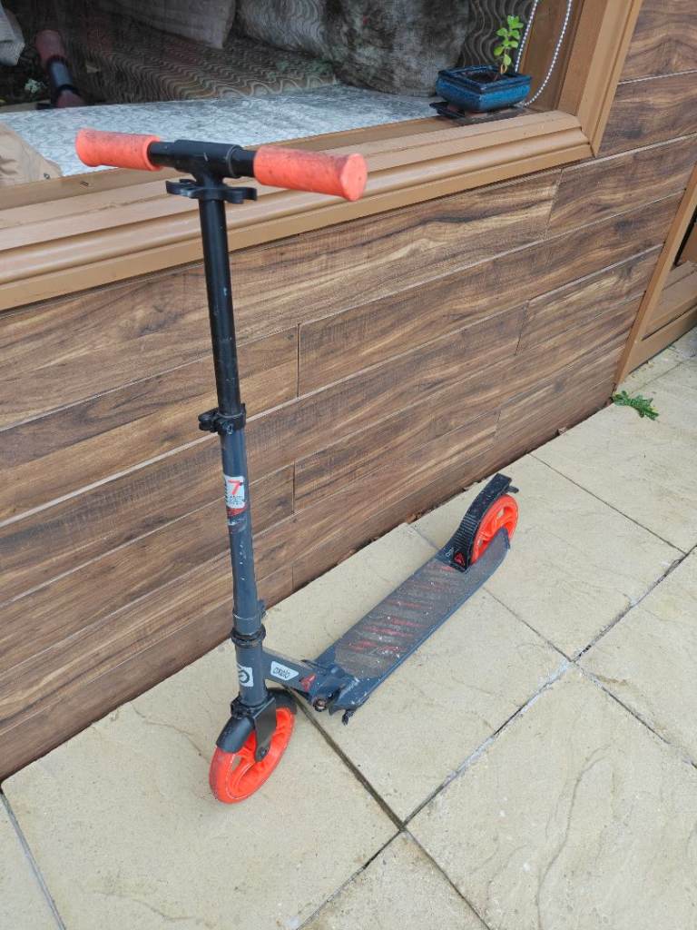 Oxelo scooter, a folding aluminium  scooter