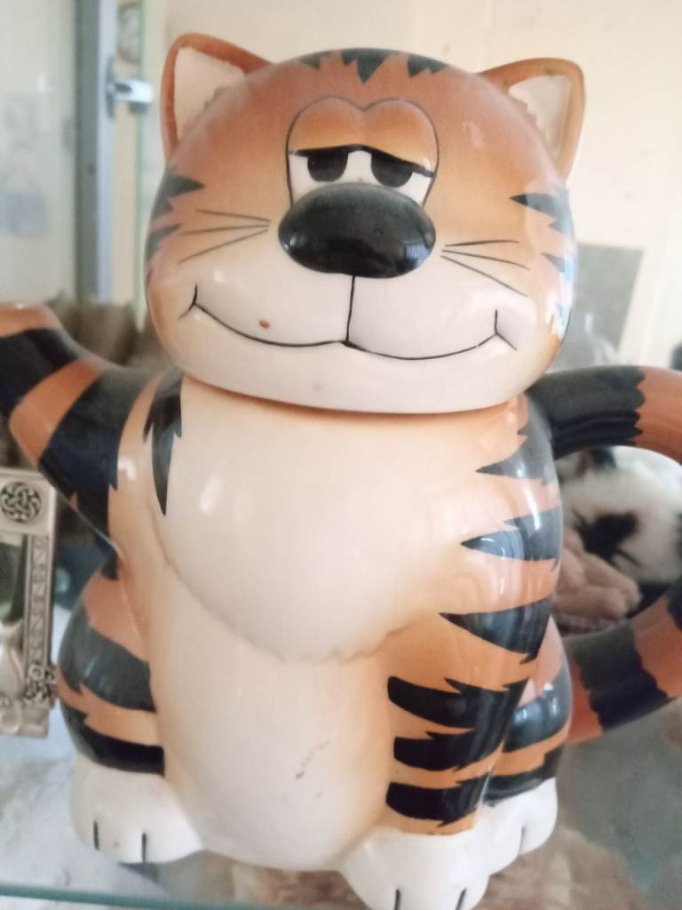 Cat teapot