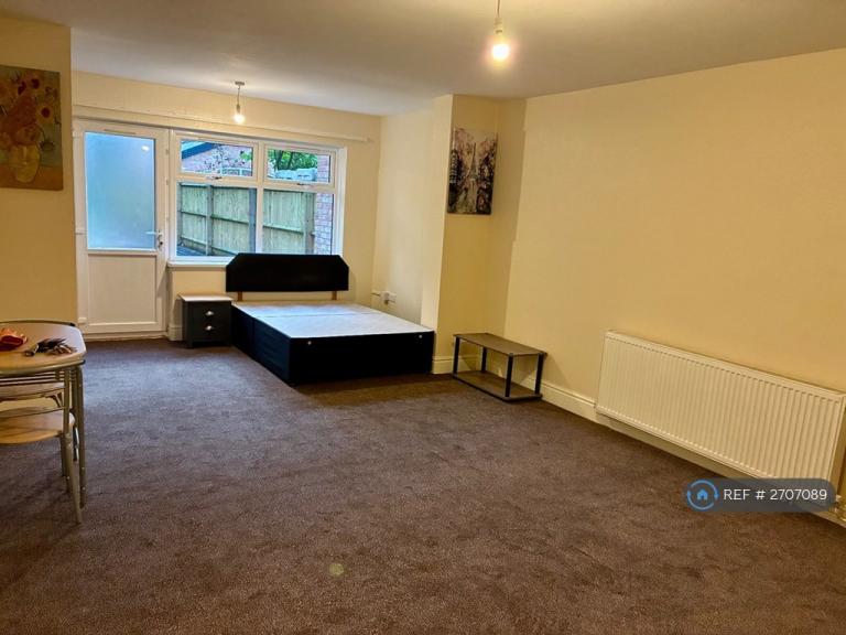 1 bedroom flat in Birmingham, Birmingham, B13 (1 bed) (#2707089)