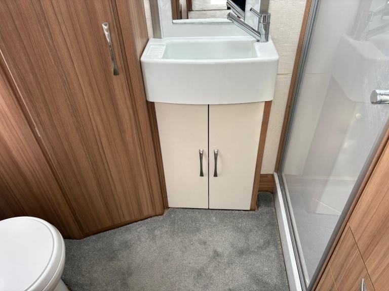 LUNAR CLUBMAN ES - 3 BERTH CARAVAN WITH END WASHROOM + MOTORMOVER