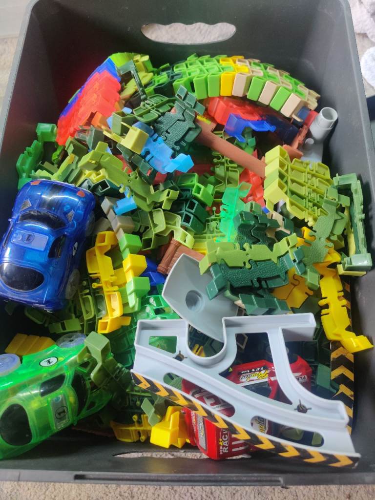 Flexible car track with cars