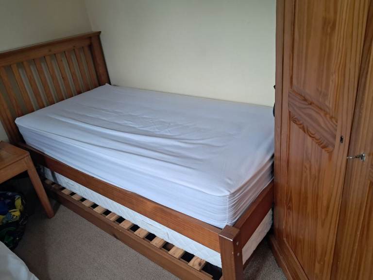 Solid Oak Single Day Bed with Pull-Out Guest Bed & Matching Double Wardrobe – Excellent Condition