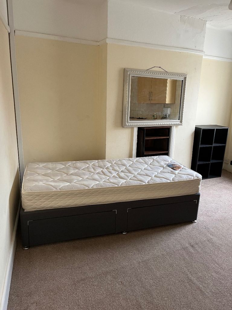 Single occupancy double room with kitchenette available in shared house