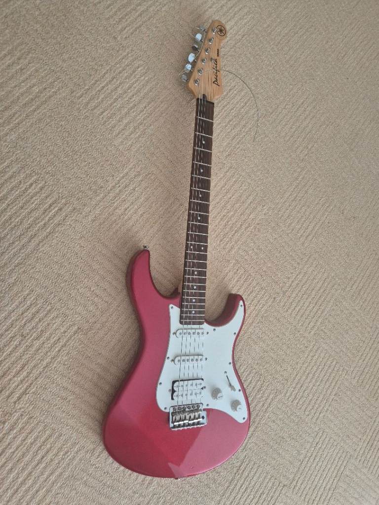 Yamaha Pacifica 012.