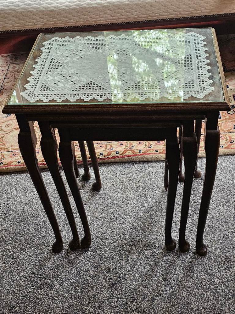 VINTAGE NEST OF TABLES QUEEN ANNE STYLE LEGS 
