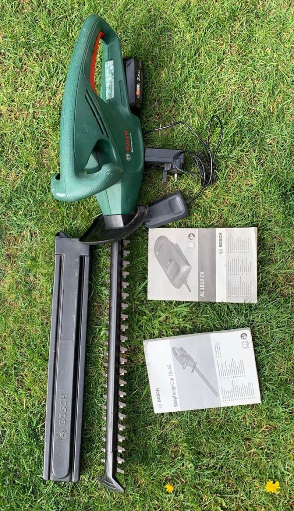 Bosch Easyhedgecut 18-45 cordless hedge trimmer with Li-ion battery and charger.