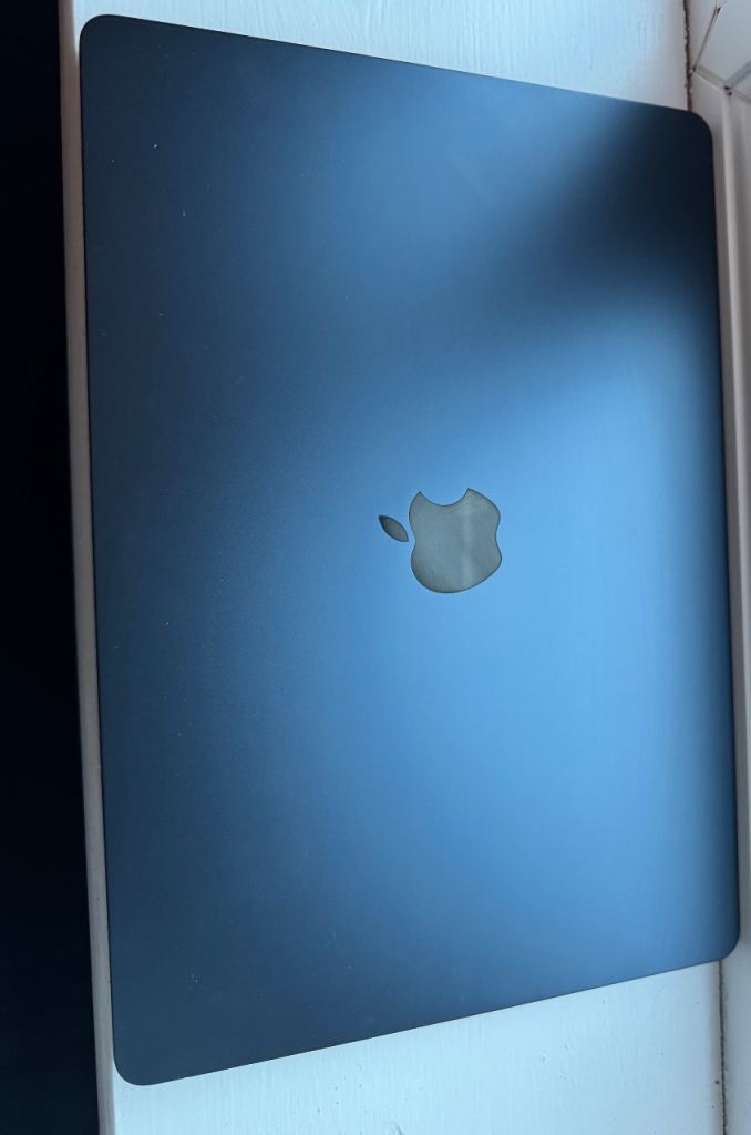 Apple MacBook Air M2 8-Core 15” 2023 with box