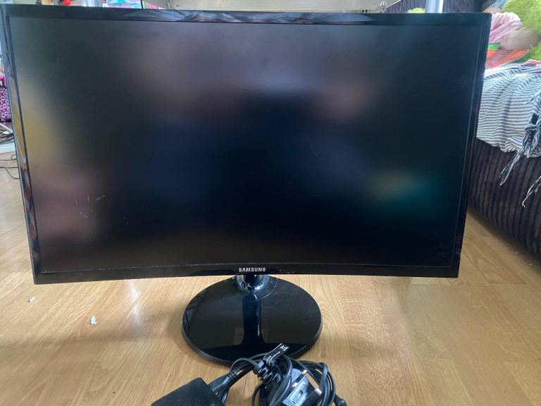 Samsung 24” curved Computer Monitor – Good Working Order