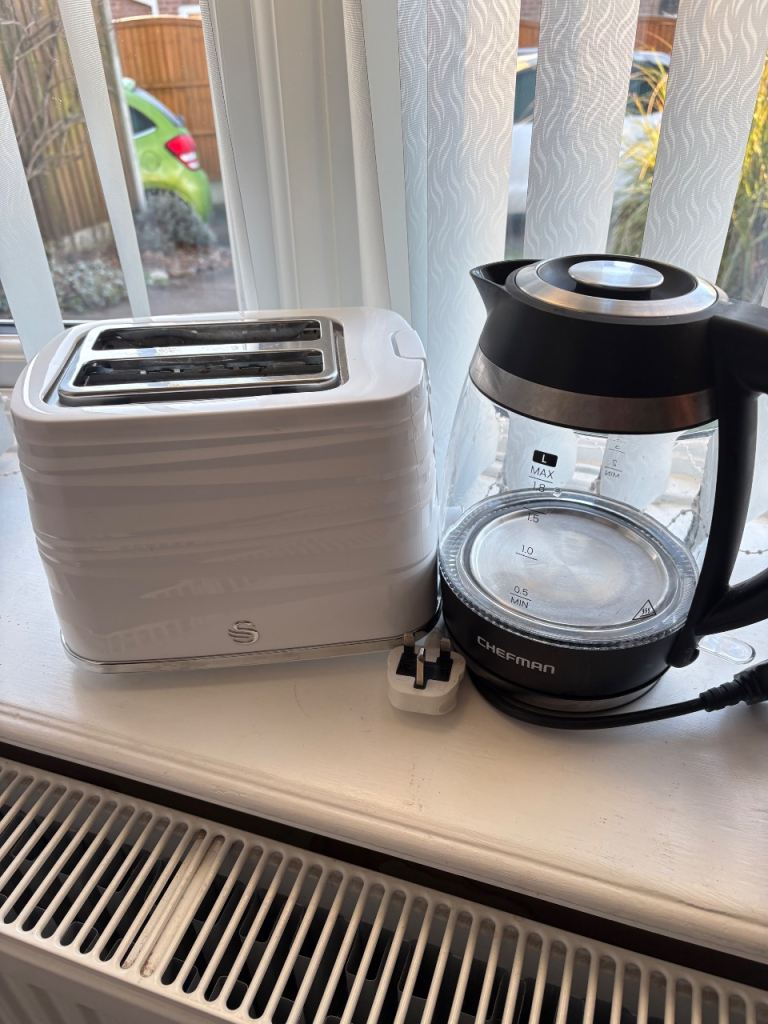 Ex cond Kettle & Toaster