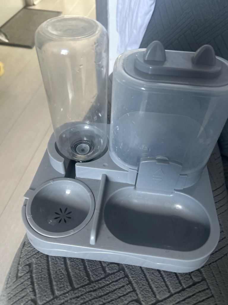 Cat food containers 