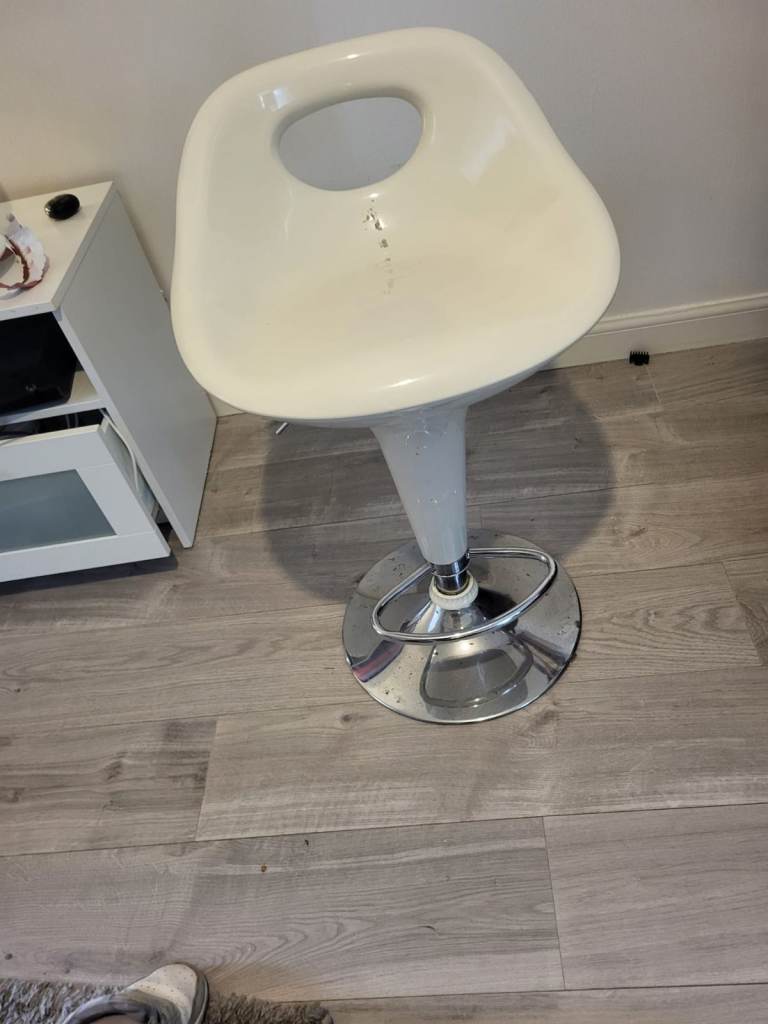 2x white bar stools