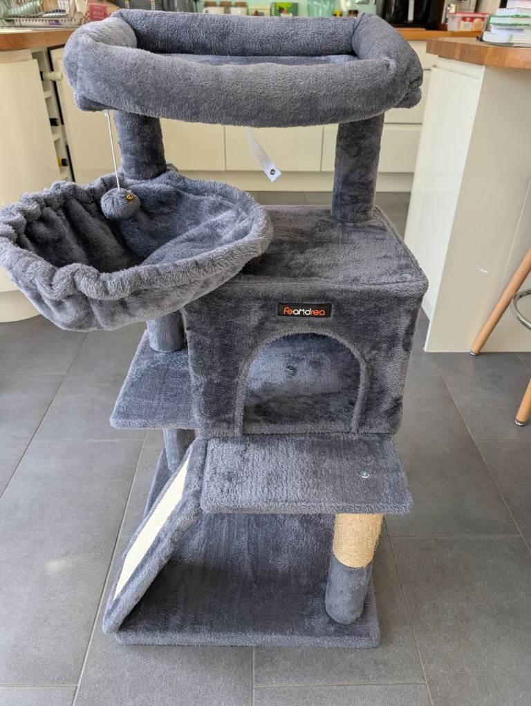 Fantastic condition cat tree with various places to curl up in the colder months to come.