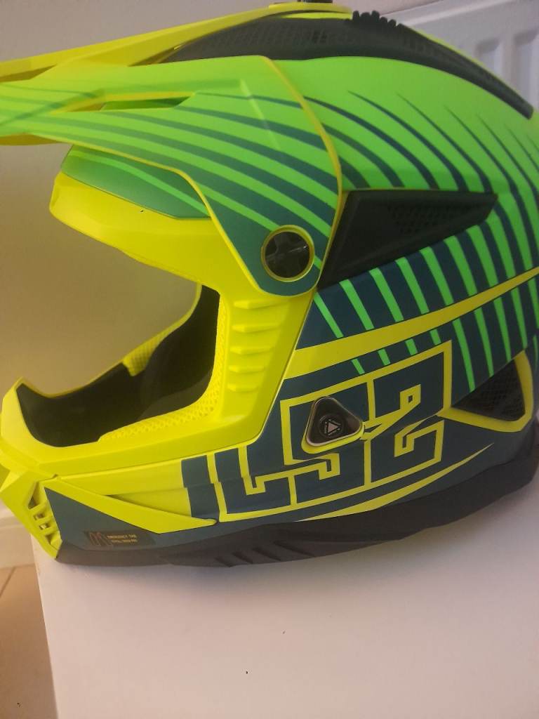 BRAND NEW. L52 motocross helmet  L 59-60 