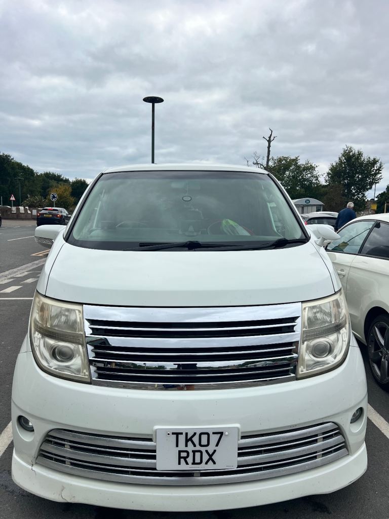 Nissan Elgrand 2.5 day camper with cooker/sink