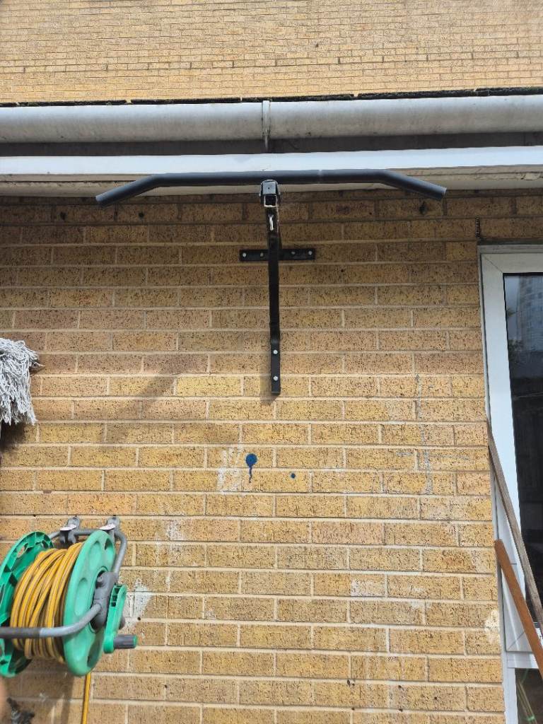 Pull up bar - wall mount - must dismantle 