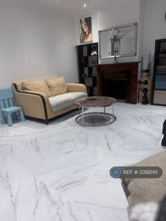 3 bedroom house in Thornton Road, Carshalton, SM5 (3 bed) (#2392145)