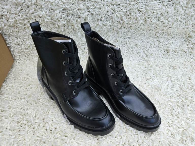 Various women's shoes, size 6,5 Brand new, perfect for any occasion. .or for resale.