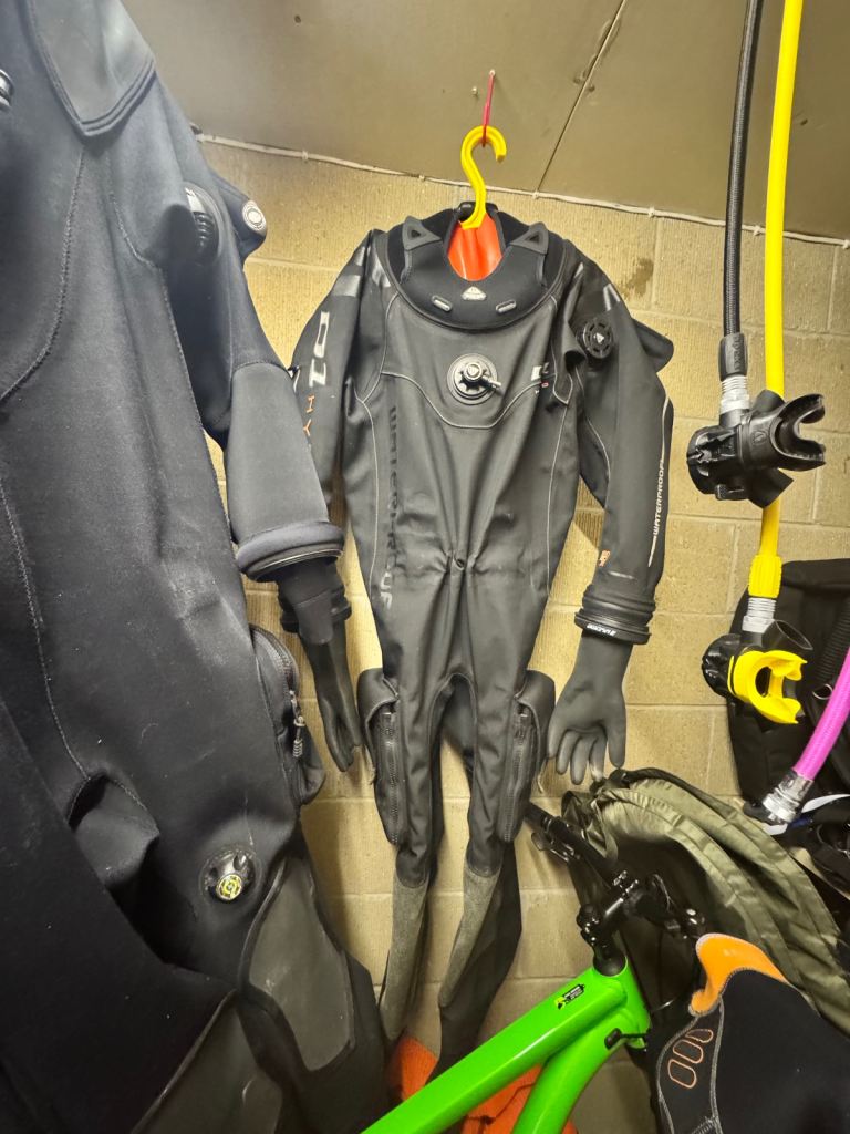 D1 hybrid dry suite with dry gloves 