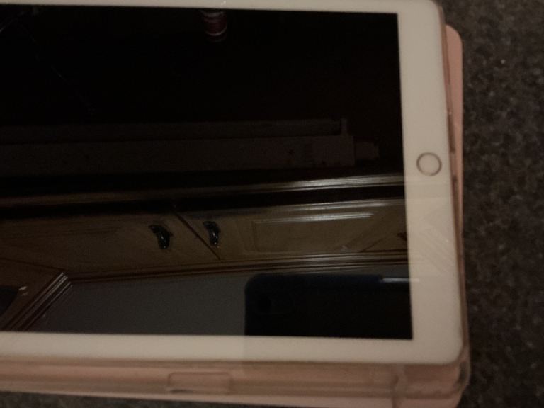 Apple iPad 9.7 6th generation rose gold with case thank you 32GB