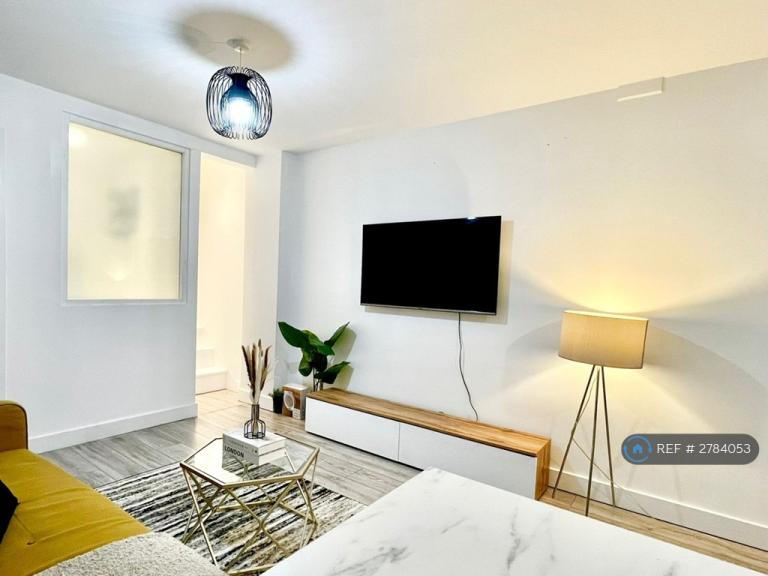 3 bedroom flat in Reginald Square, London, SE8 (3 bed) (#2784053)