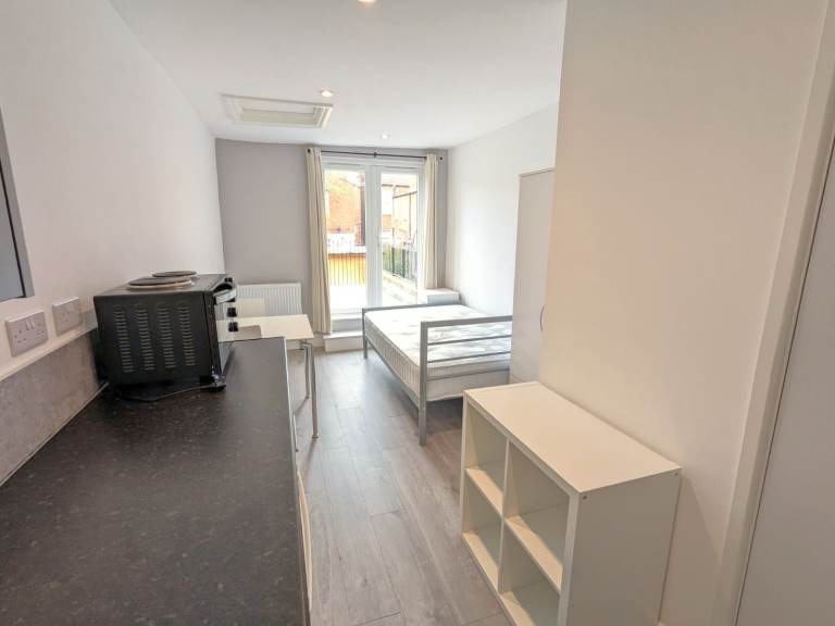 *INC ALL BILLS* Recently refurbished studio flat to rent with roof terrace
